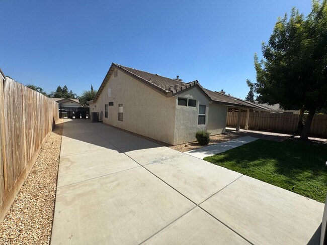 Building Photo - 1337 E Sunnyside Ave