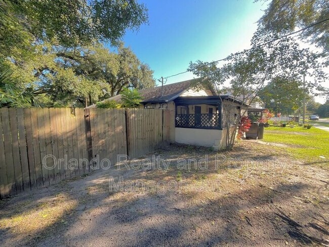 Building Photo - 1235 1/2 W Cypress St.