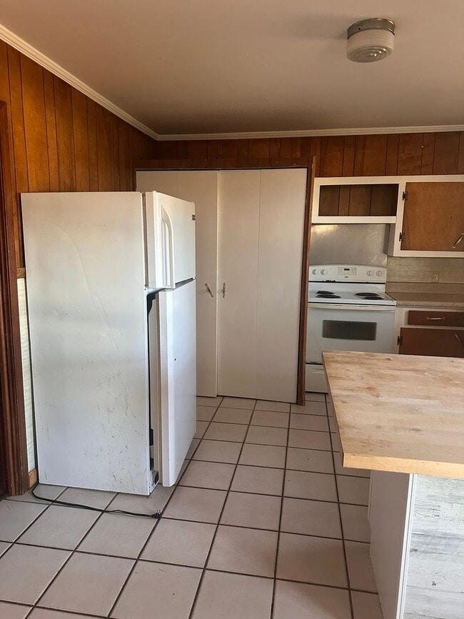 Building Photo - 1124 Erskine Rd