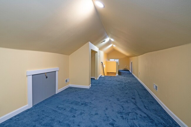 Building Photo - Convenience Meets Charm in this 3 Bedroom ...