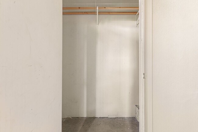 Building Photo - Beautiful 2 bedroom 2 bathroom first floor...