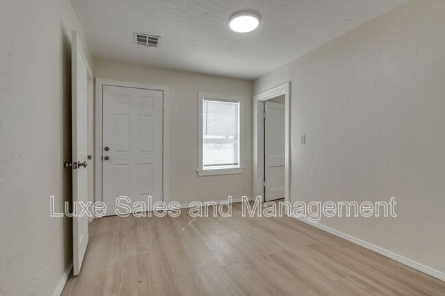 Building Photo - 905 E Rogers St