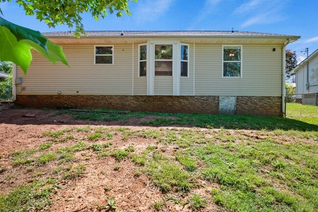 Building Photo - Charming Brick Ranch with Spacious Living Areas & Beautiful Bay Window Views!