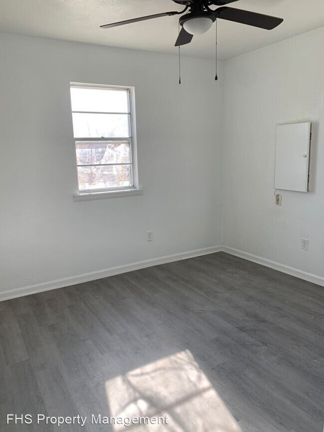 Building Photo - 3 br, 1 bath House - 1033 E Villa Marie
