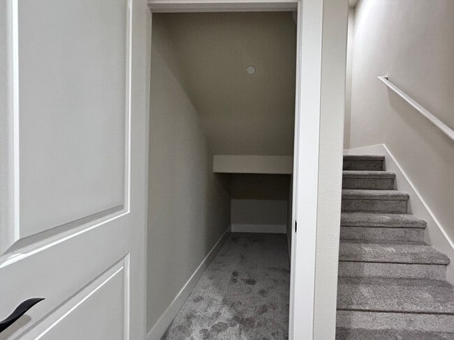 Building Photo - Incredibly Large 4 Bed 2.5 Bath Charmer!