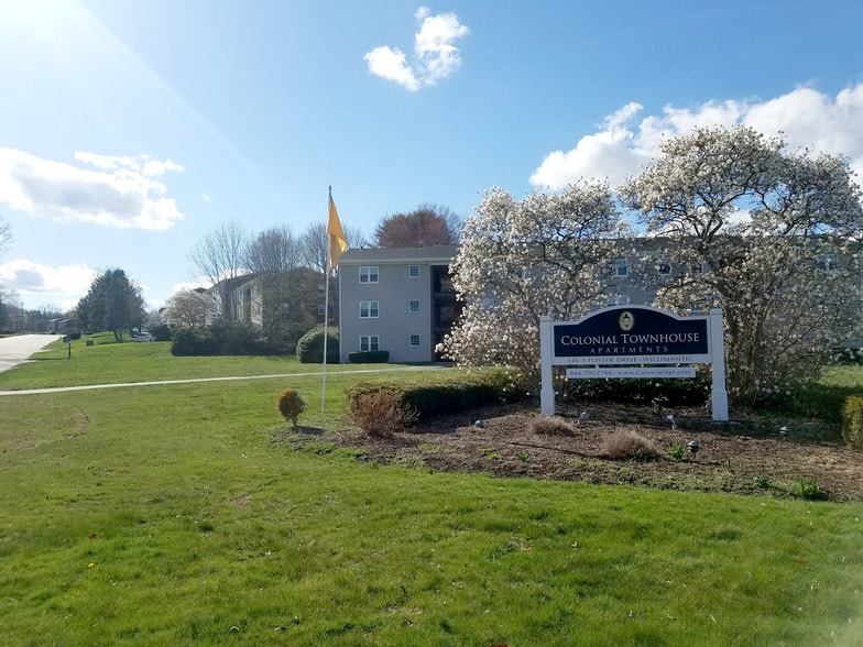 Main Entrance - Colonial Townhouse Apartments