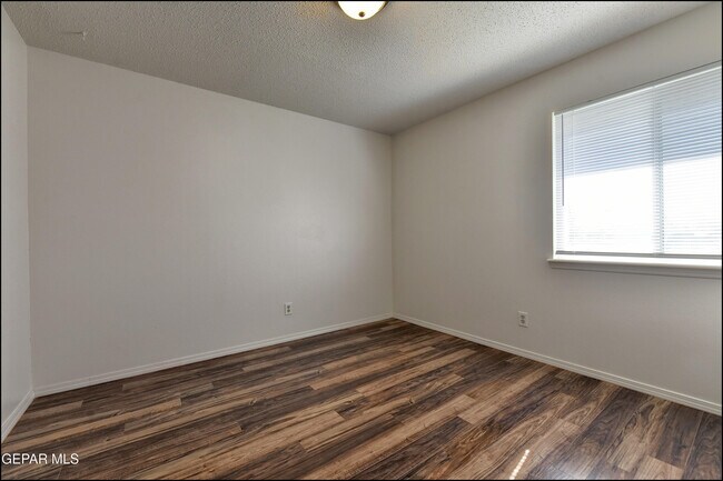 Building Photo - 3433 Clearview Ln