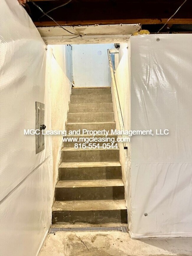 Building Photo - Unique Ranch Style Home Minutes From Downtown Lee's Summit