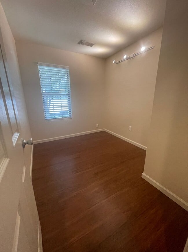 Building Photo - NEW ON MARKET !!