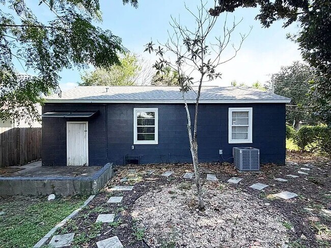 Building Photo - 1814 W La Rua St