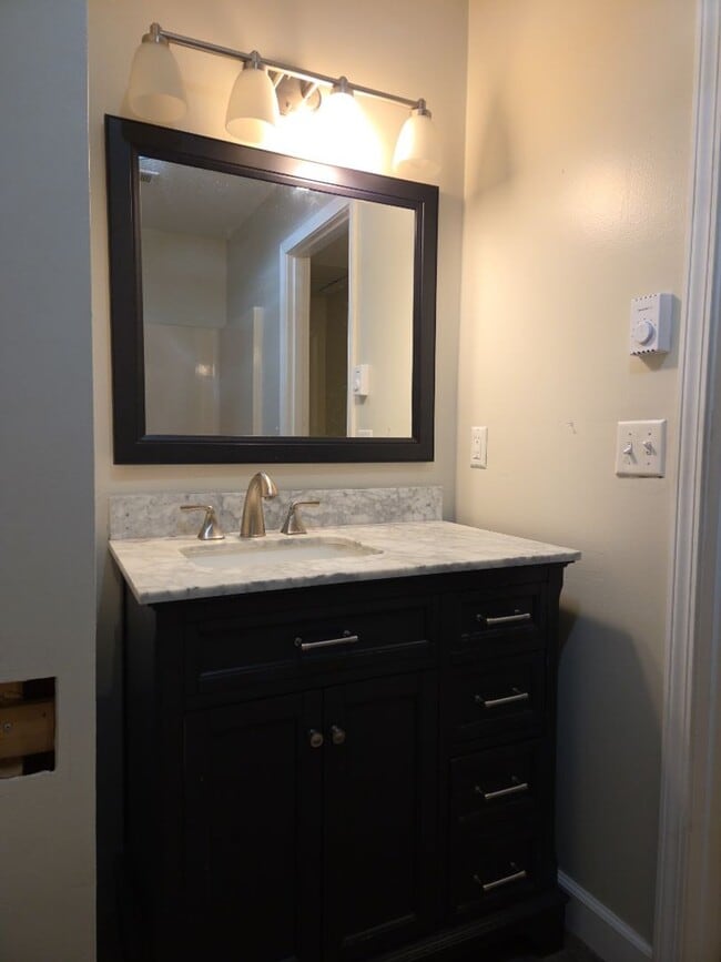 Building Photo - 3 Bed, 1 Bath, 1 Car Garage House for Rent in Bolivar, MO! Large fenced in backyard!!