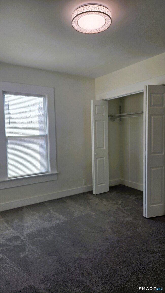 Building Photo - 14 Meadow St