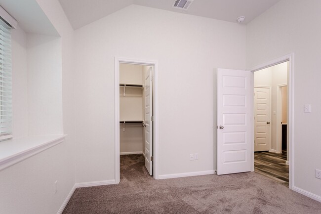 Building Photo - Modern 3 bed 2 bath home!