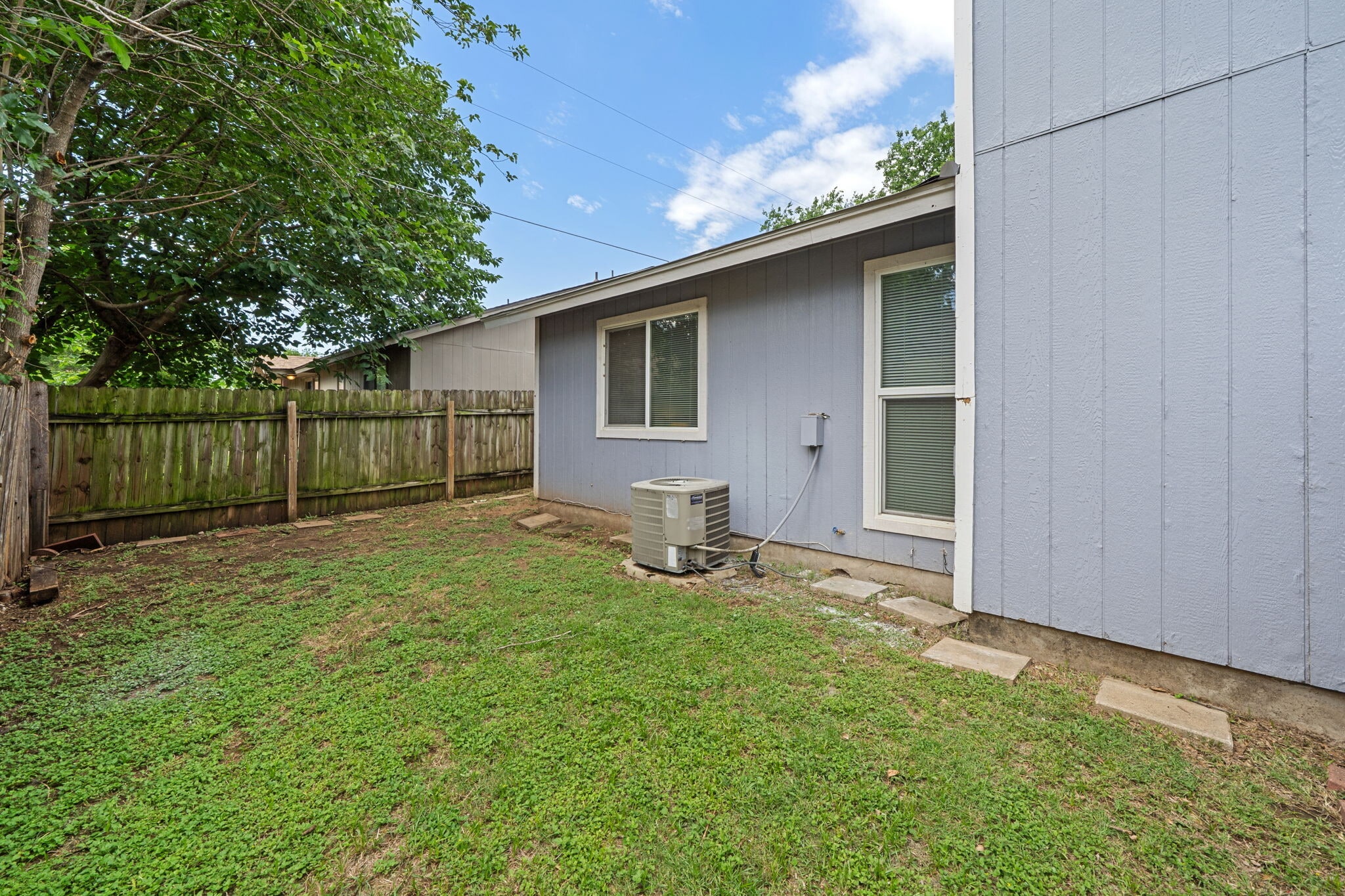 Building Photo - 703 Country Aire Dr