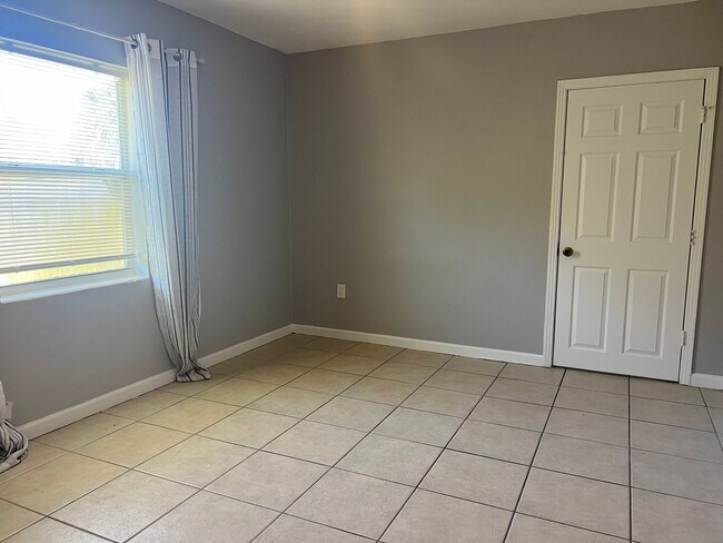 Building Photo - 708 Avenue A