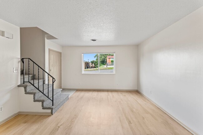 Building Photo - West Knoxville 37919 - Charming, Newly Upd...
