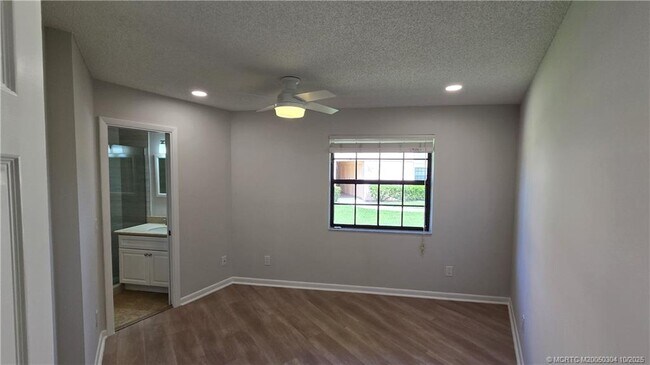 Building Photo - 1985 NE Collins Cir