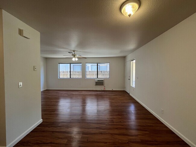 Building Photo - Downtown Duplex