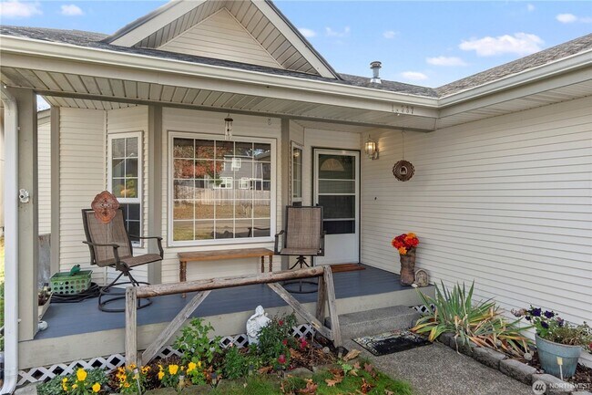 Building Photo - Quiet Updated Townhome in Prime Location!