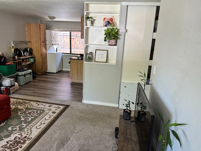 Building Photo - Available December! Cosy duplex in Potter ...