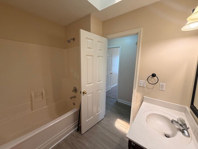 Building Photo - 406 Hazelwood Dr