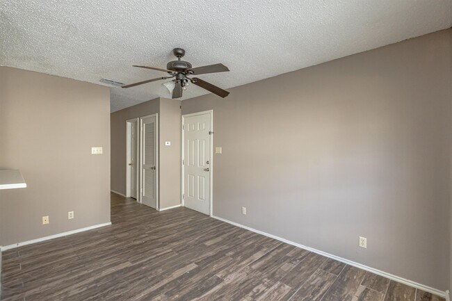 Building Photo - 104 Belaire Dr