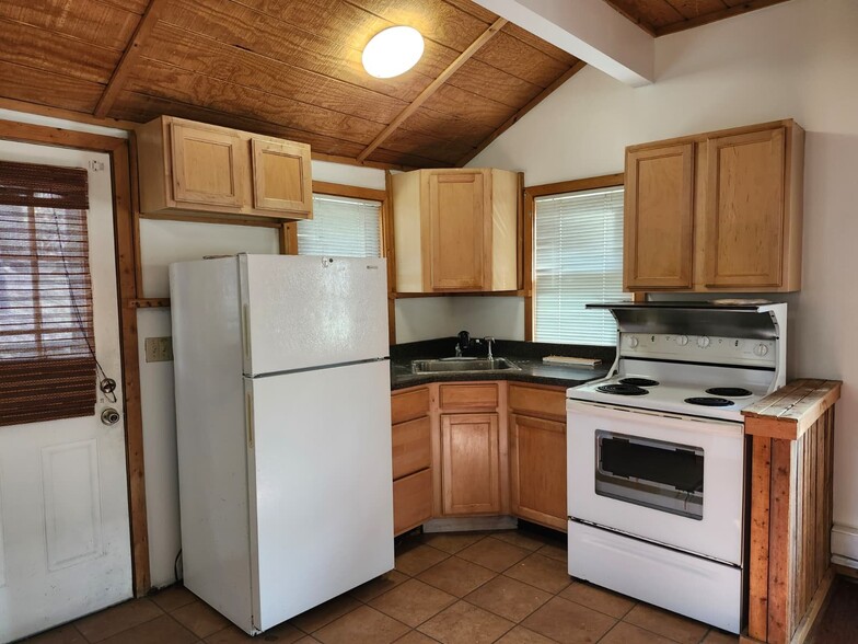 Building Photo - 5 Woodland Cir S