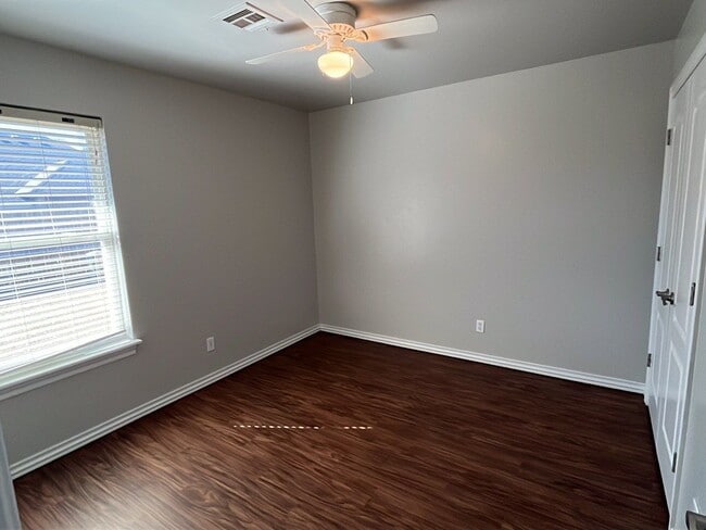 Building Photo - 4 Bedroom 2 Bath Duplex in Mustang!  $1270 Per month!
