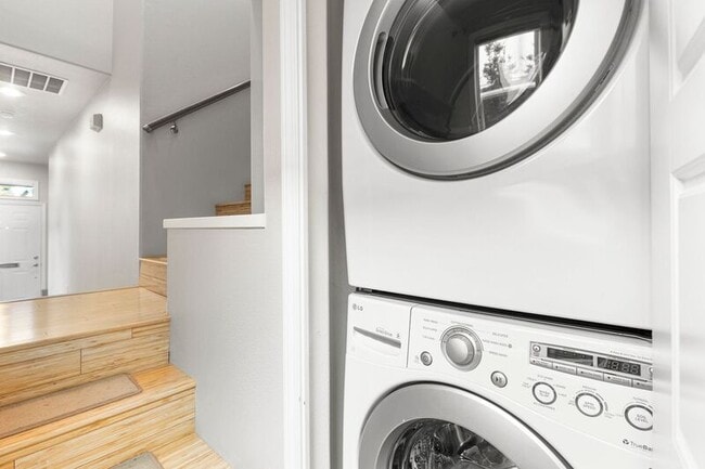 Building Photo - 923 SE 34th Ave