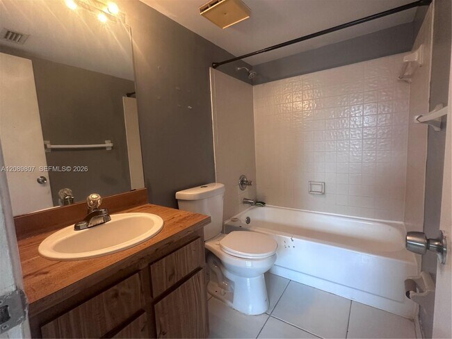 Building Photo - 821 Twin Lakes Dr