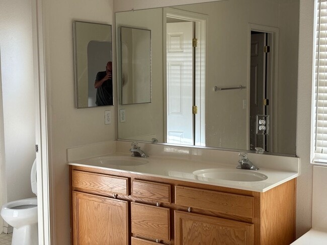 Building Photo - 4 bedroom 3 bathroom home with bedroom and...