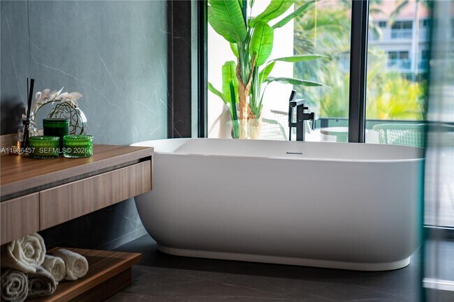 Building Photo - 493 Holiday Dr