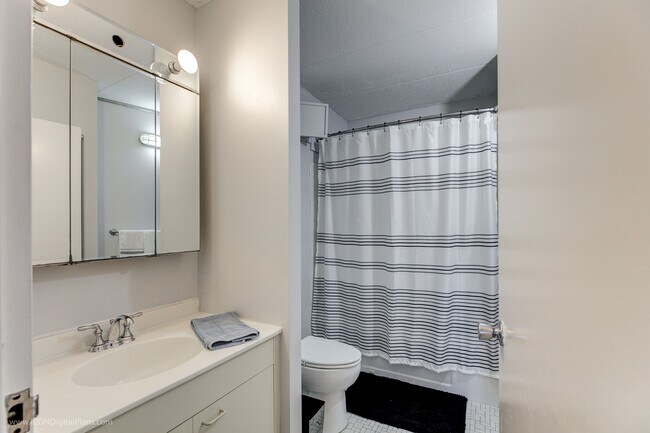 2nd bath with tub - 1315 Capella S