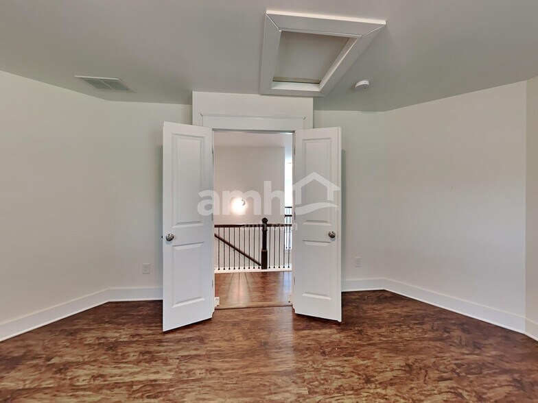 Building Photo - 1065 Adams Haven Bend