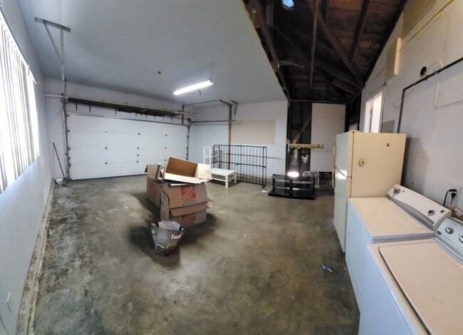 Building Photo - 4 bed 3 baths!  House ideally located close to campus, shopping, Bishop Peak