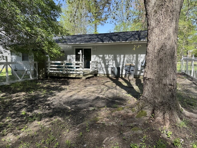 Building Photo - Charming 3-Bedroom 2-Bathroom Haven with F...