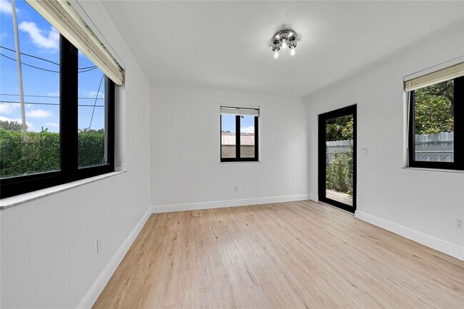 Building Photo - Southeast 9th Court, Hialeah, FL 33010 - 3 BR 2 BA house