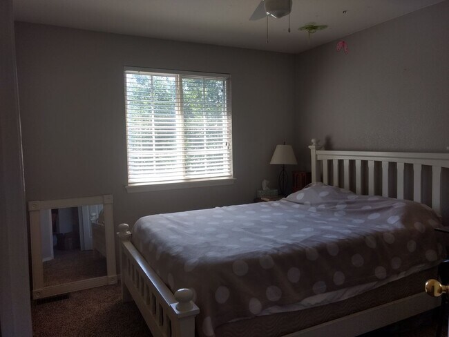 Building Photo - Beautiful 3B/2.5B Home in Ridge Crest Neighborhood - Ready for Move-in