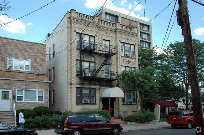 Building Photo - 72-74 Woodlawn Ave