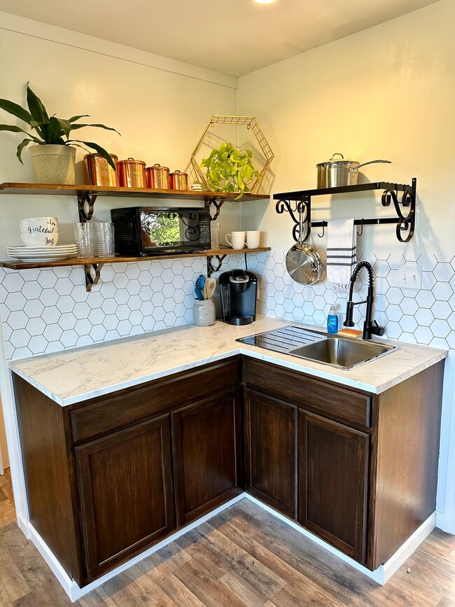 Building Photo - Studio Available in West Petaluma - Utilit...