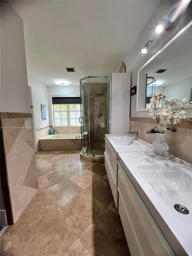 Building Photo - 1371 Bayview Cir