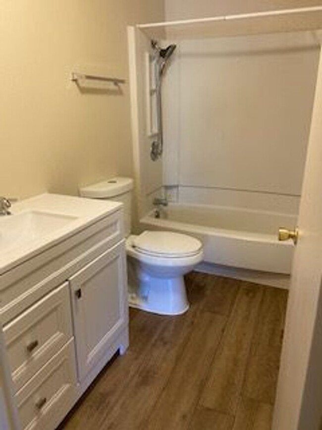 Building Photo - Immaculate Townhome Close To UNR