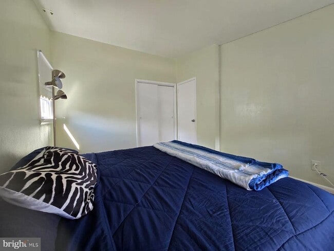 Building Photo - 647 Artwood Dr