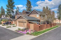 Building Photo - Beautiful 4-Bdr Craftsman with Mt. Views in Sisters!