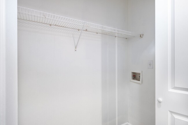 Building Photo - Beautiful Upgraded Townhome!