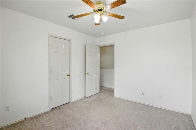 Building Photo - 508 Crater Lake Dr