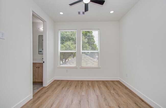 Building Photo - 1308 Tarley St
