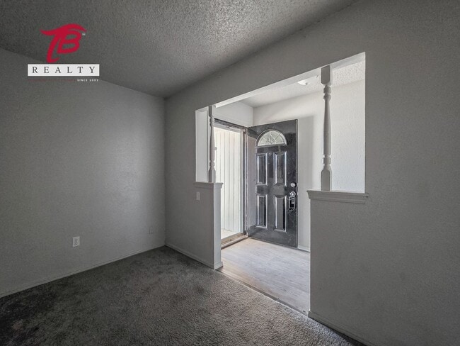 Building Photo - Spacious 3 bedroom, 2 bath single-family home in the desirable Lyrewood/Woodlake area of northwes...