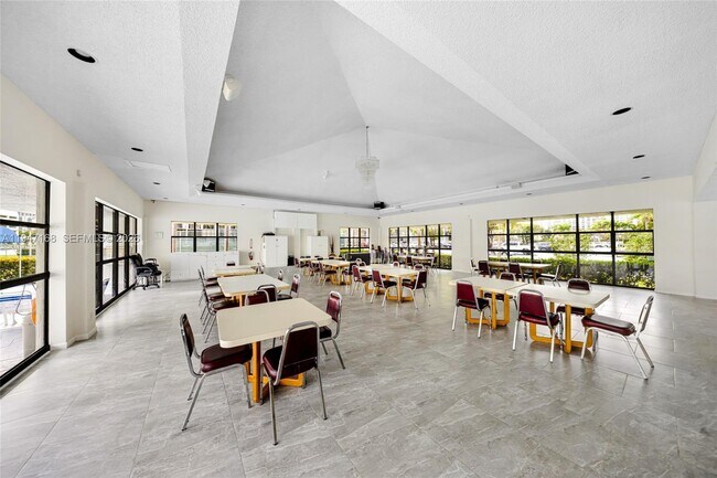 Building Photo - 600 Parkview Dr