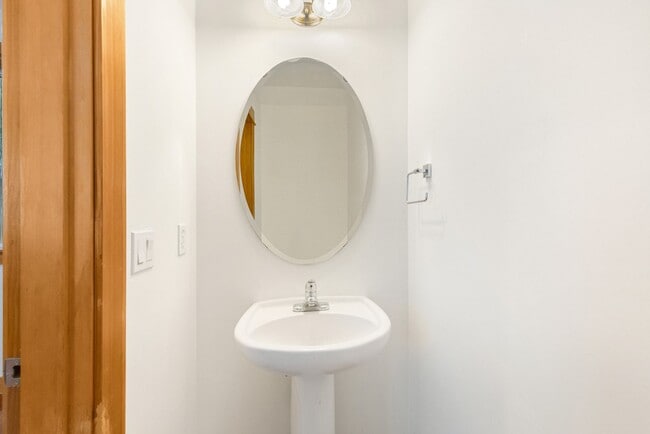Building Photo - Spacious Wedgewood 2 Bedroom Cottage Townhome
